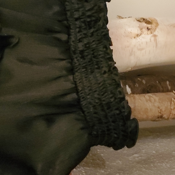 Melanie Lynn  - Blouse with ruffles. Black size 8 - Picture 3 of 8